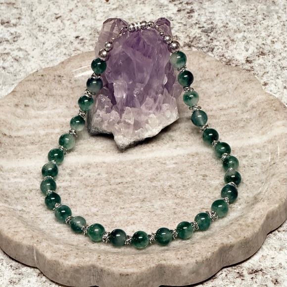 Green Jade Stone Collar Necklace With Silver Accents - Picture 5 of 7